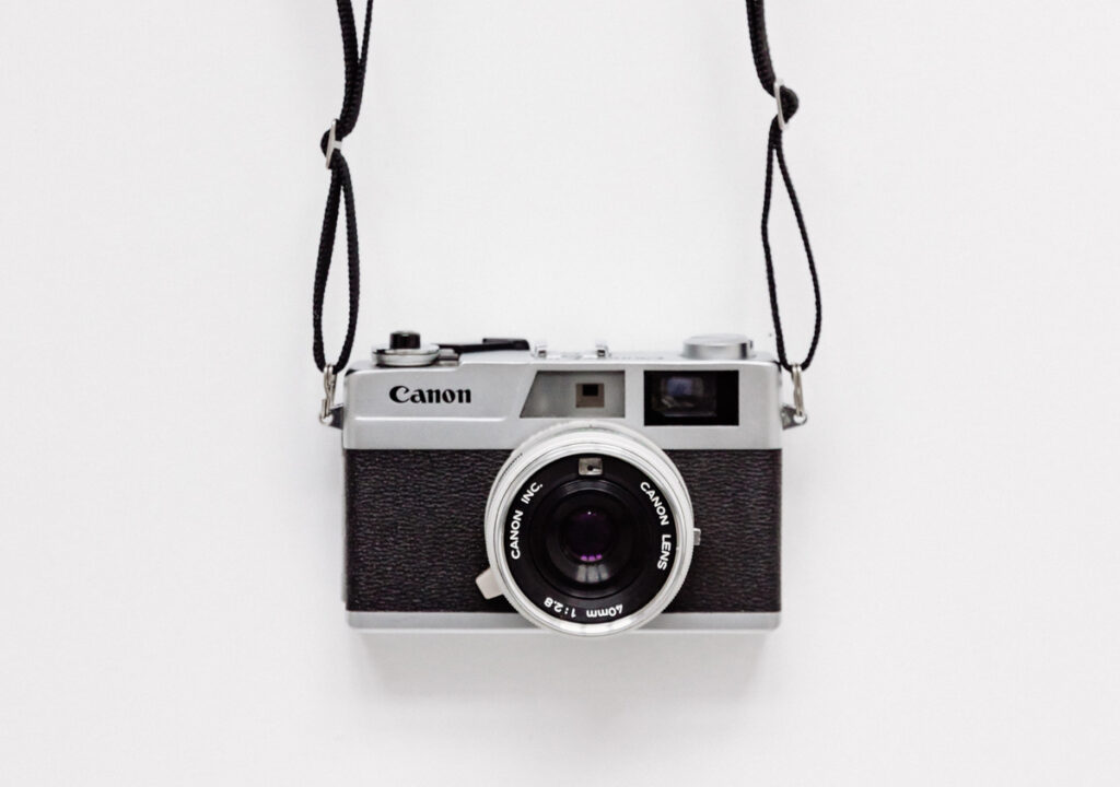 canon camera by yoann siloine for unsplash